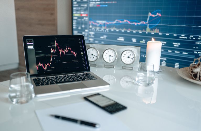 Kryptovaluutta sijoittaminen helpottuu kun sinulla on tietokone ja oikeat sovellukset sijoittamiseen